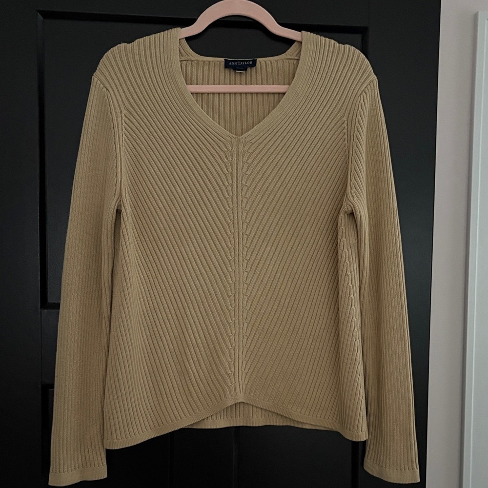 Ann Taylor Plaited/Ribbed 73% Silk Tan V-Neck Long Sleeve Sweater. Size XL